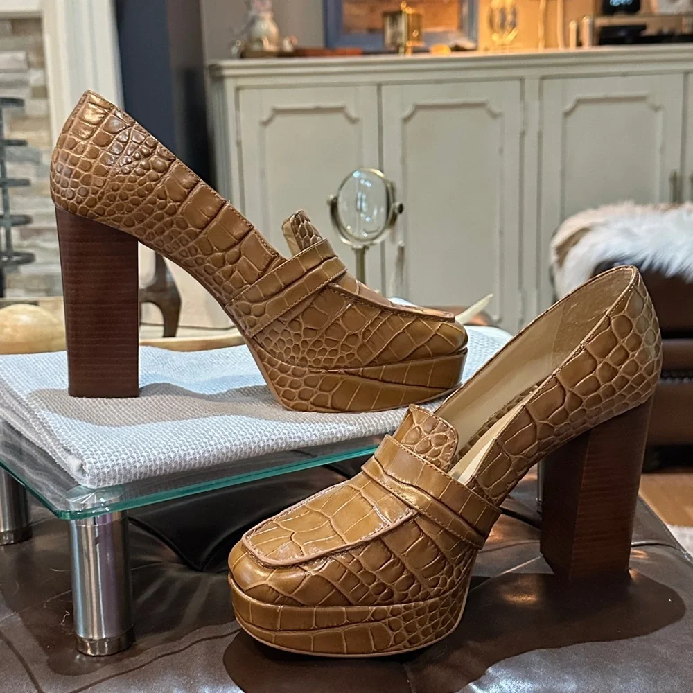 VINCE CAMUTO Mebrana Platform Pump in Brown Embossed Croc, Size 10. EUC Like New